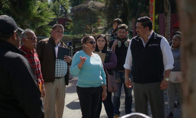 ESCUCHA SÍNDICO DEL AYUNTAMIENTO A VENDEDORES AMBULANTES DE PARQUE MORELOS