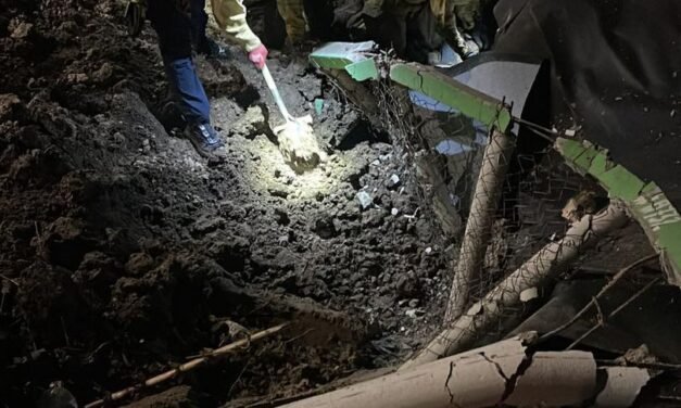 PAREJA ATRAPADA EN CAMINO VERDE POR DERRUMBE