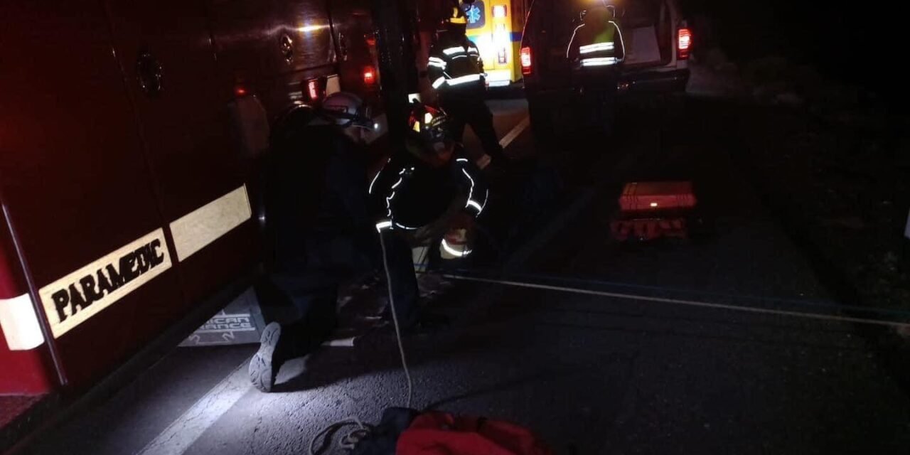 Una mujer perdió el control de su auto y terminó volcada ayer por la noche en La Rumorosa. Fue rescatada y trasladada a un hospital.