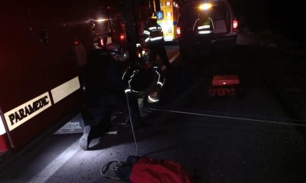 Una mujer perdió el control de su auto y terminó volcada ayer por la noche en La Rumorosa. Fue rescatada y trasladada a un hospital.