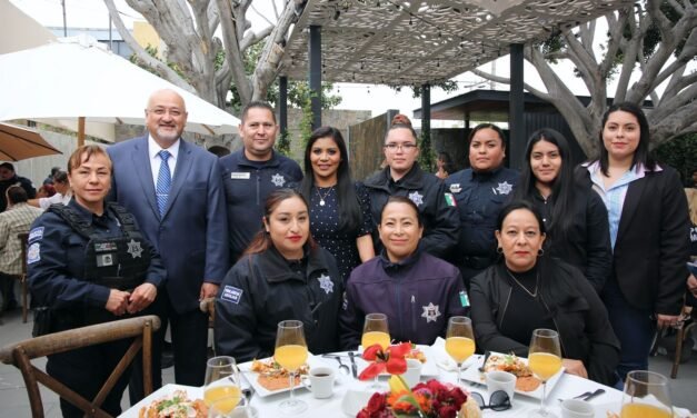 RECONOCE ALCALDESA MONTSERRAT CABALLERO A MÁS DE CIEN MAMÁS POLICÍAS Y BOMBERAS