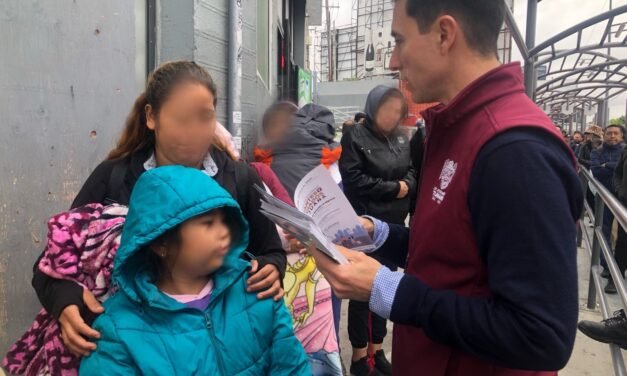 OFRECE AYUNTAMIENTO DE TIJUANA SERVICIOS A MIGRANTES QUE ESPERAN EN GARITA