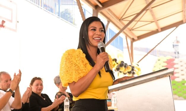 “ME COMPROMETO EN AYUDAR A LA PRIMARIA ESCUADRÓN 201 PARA QUE SIGA DANDO COMO FRUTO ALUMNOS DESTACADOS”: MCR