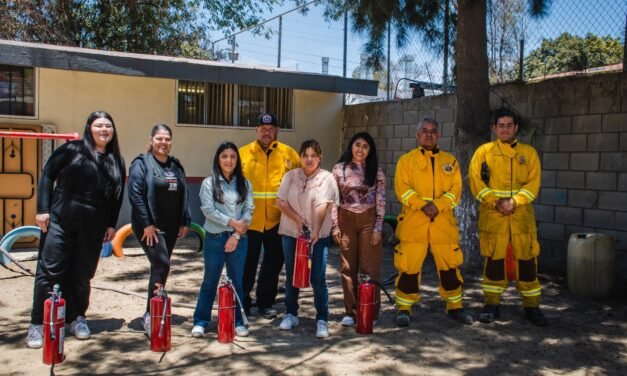 CAPACITAN BOMBEROS DE TIJUANA A DOCENTES DE ESCUELAS MUNICIPALES