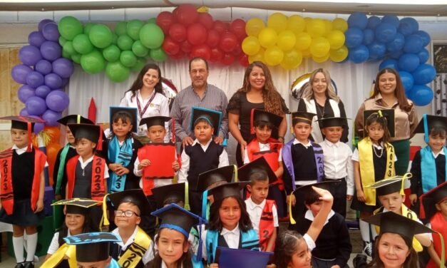 GRADÚA SDIF TIJUANA A 886 NIÑOS DE PREESCOLAR