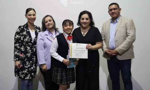 XXIV AYUNTAMIENTO ENTREGA MEDALLAS AL MÉRITO ACADÉMICO A ALUMNOS DESTACADOS DE ESCUELAS MUNICIPALES