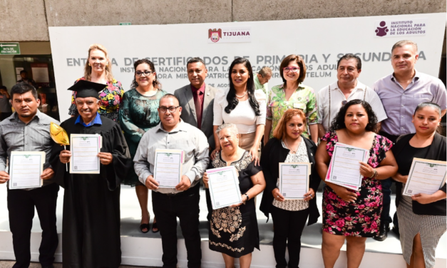 ENTREGA MONTSERRAT CABALLERO CERTIFICADOS DE INEA, RECONOCIÓ A LOS GRADUADOS SUS GANAS DE SUPERARSE