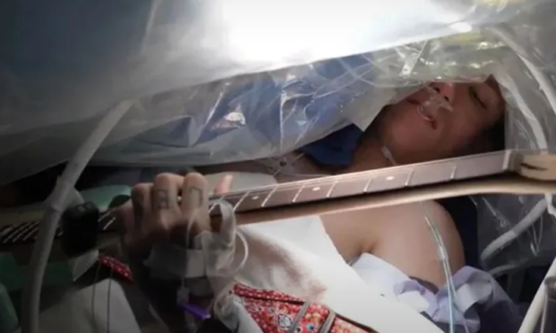 PACIENTE TOCÓ LA GUITARRA DURANTE CIRUGÍA PARA EXTIRPAR UN TUMOR CEREBRAL