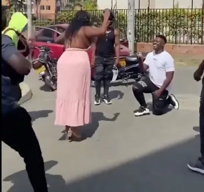 HOMBRE SIMULA ASALTO PARA REALIZAR UNA PROPUESTA DE MATRIMONIO SORPRENDENTE A SU NOVIA