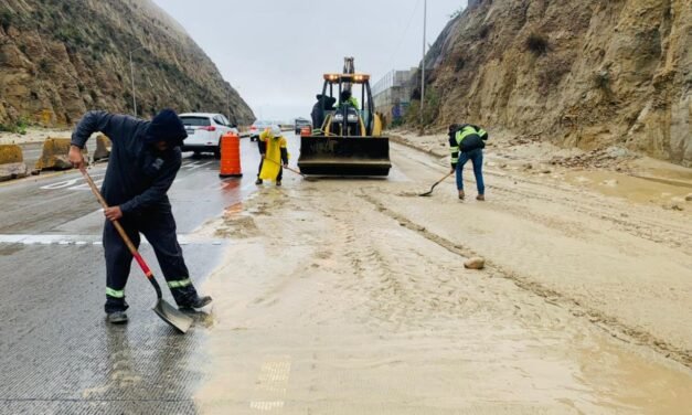 REFUERZA AYUNTAMIENTO DE TIJUANA LABORES DE LIMPIEZA DE VIALIDADES TRAS LLUVIAS