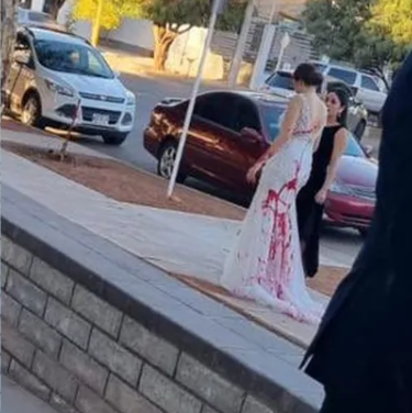 NOVIA RECIBE PINTURA EN SU VESTIDO DE BODA; ACUSAN A SU SUEGRA COMO RESPONSABLE