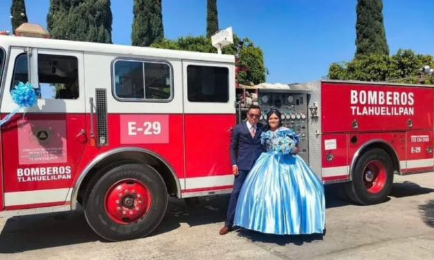 QUINCEAÑERA HOMENAJEA A SU PADRE BOMBERO EN HIDALGO DURANTE SU FIESTA DE XV AÑOS