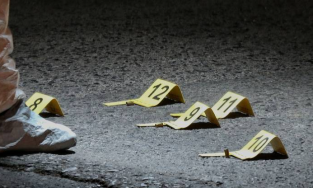 MUJER ACUSADA DE ASESINAR A SU ESPOSO DURANTE SU CELEBRACIÓN DE CUMPLEAÑOS Y CULPA A SU HIJA