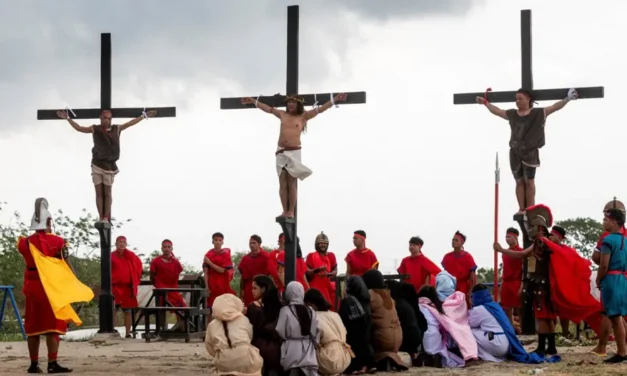 CON CLAVOS REALES, FIELES SE CRUCIFICAN EN FILIPINAS EN VIERNES SANTO