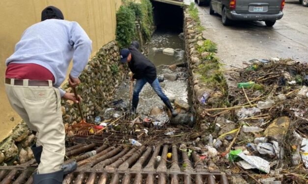 CONTINÚA LIMPIEZA DE VIALIDADES Y ALCANTARILLAS TRAS LLUVIAS DE FIN DE SEMANA