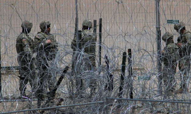 POLICÍA TEXANA DISPARA BALAS DE GOMA A MIGRANTES A TRAVÉS DEL MURO FRONTERIZO