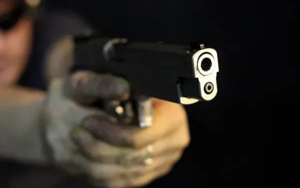 JOVEN DEVUELVE CARTERA Y ENFRENTA PELIGRO: PROPIETARIO LO AMENAZA CON UN ARMA