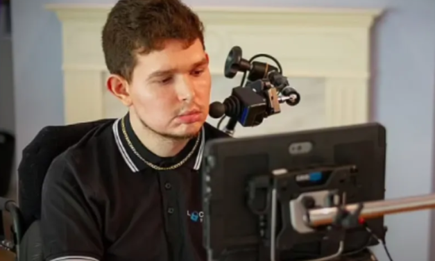 JOVEN CON SÍNDROME DE ENCLAUSTRAMIENTO ESCRIBE LIBRO USANDO SOLO SUS OJOS
