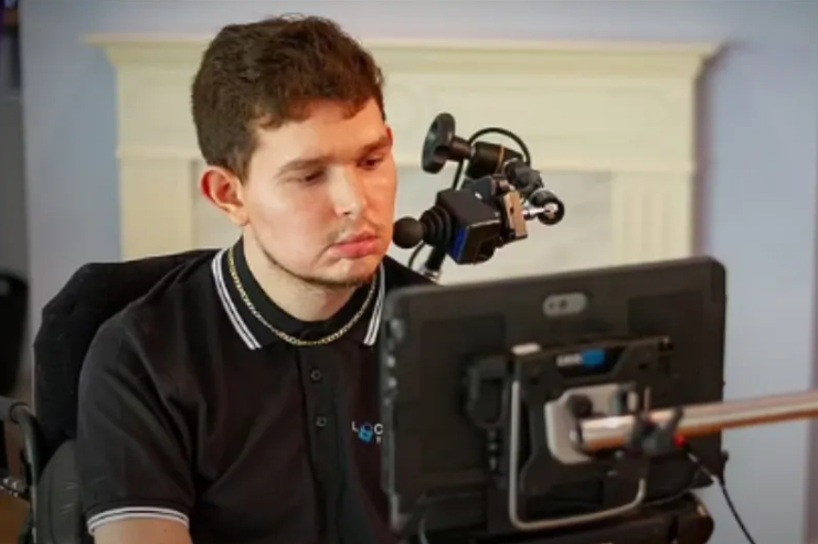 JOVEN CON SÍNDROME DE ENCLAUSTRAMIENTO ESCRIBE LIBRO USANDO SOLO SUS OJOS