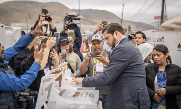 LLEGA ISMAEL BURGUEÑO ANTES DE LAS 9AM A VOTAR