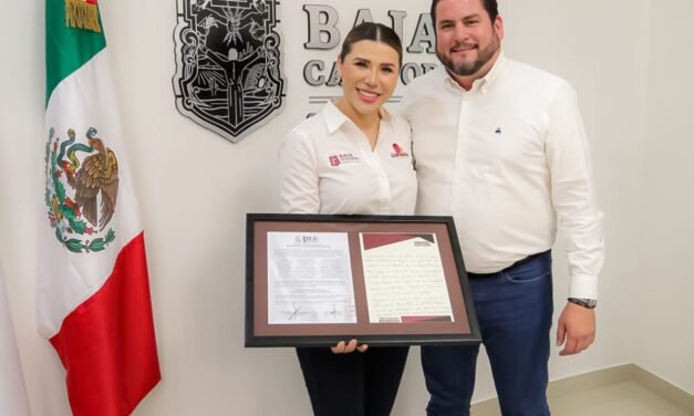 ISMAEL BURGUEÑO RUIZ ENTREGA CONSTANCIA Y REAFIRMA COMPROMISO CON TIJUANA
