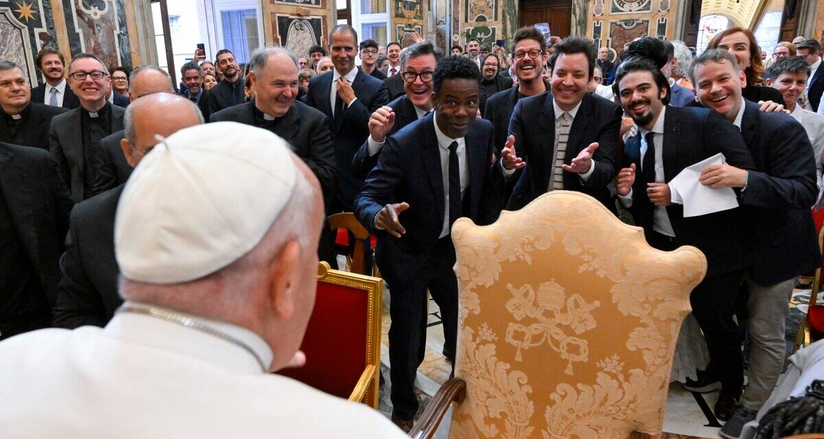 PAPA FRANCISCO SE REÚNE CON COMEDIANTES DE TODO EL MUNDO; ASISTEN CHUMEL TORRES Y FLORINDA MEZA