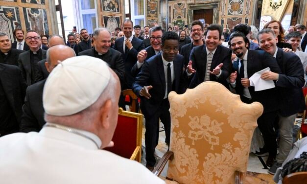 PAPA FRANCISCO SE REÚNE CON COMEDIANTES DE TODO EL MUNDO; ASISTEN CHUMEL TORRES Y FLORINDA MEZA