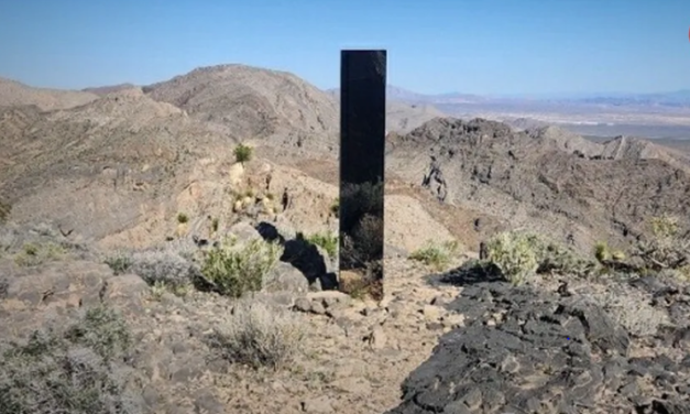 APARECE UN MISTERIOSO MONOLITO EN EL DESIERTO DE EE.UU.