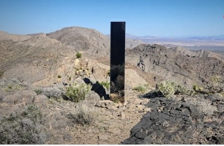 APARECE UN MISTERIOSO MONOLITO EN EL DESIERTO DE EE.UU.