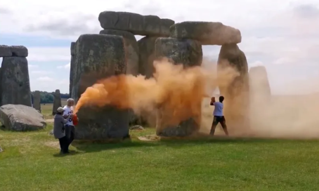 DETIENEN A VÁNDALOS POR PINTAR STONEHENGE DE NARANJA