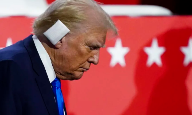 SIMPATIZANTES DE TRUMP PORTAN VENDAS EN LOS OÍDOS TRAS ATAQUE A CANDIDATO»