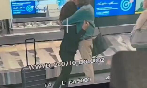 MUJER ES SORPRENDIDA SIÉNDOLE INFIEL A SU NOVIO EN UN AEROPUERTO, QUIEN LA RECIBE CON FLORES MIENTRAS ELLA ESTABA CON OTRO