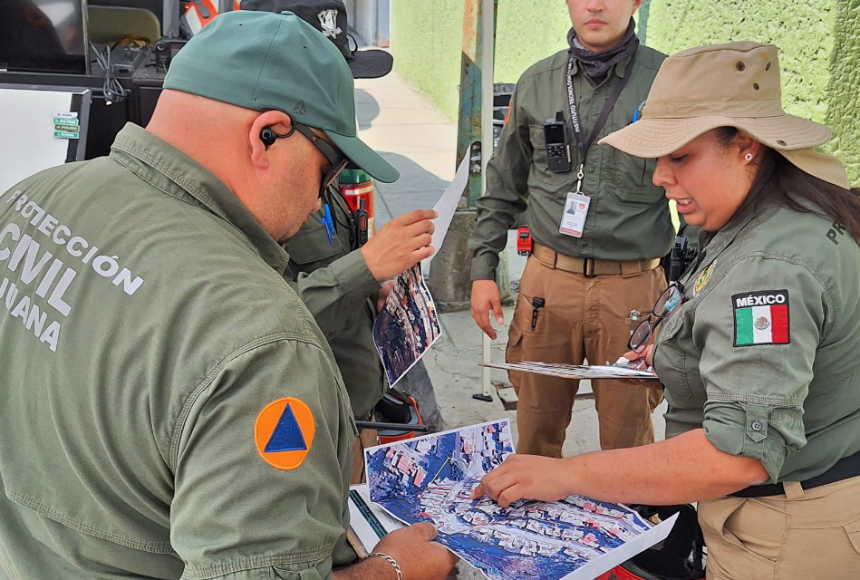 REALIZA PROTECCIÓN CIVIL TIJUANA MONITOREO DE RIESGOS POR DESLIZAMIENTO EN LOMAS CONJUNTO RESIDENCIAL