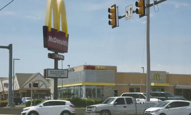 TRAGEDIA EN MCDONALD’S DE NUEVA YORK: HOMBRE ARMADO ATACA A DOS NIÑOS