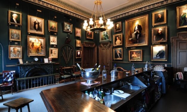 TRAS 193 AÑOS, CLUB PRIVADO DE LONDRES ABRE SUS PUERTAS POR PRIMERA VEZ A LAS MUJERES