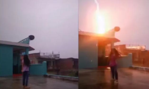 RAYO CASI IMPACTA A JOVEN MIENTRAS GRABABA UN VIDEO BAJO LA LLUVIA