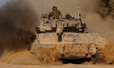 TANQUES ISRAELÍES DISPARAN CONTRA VIVIENDAS EN GAZA EN MEDIO DE NEGOCIACIONES DE PAZ