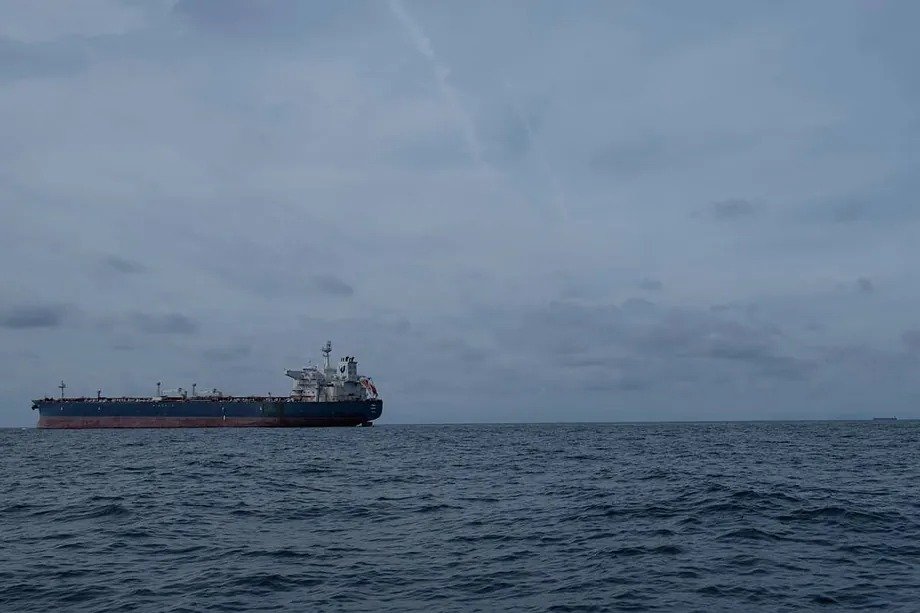 TENSIÓN EN EL MAR ROJO: BUQUE CARGUERO EN LLAMAS TRAS ATAQUE MISTERIOSO DE PROYECTILES