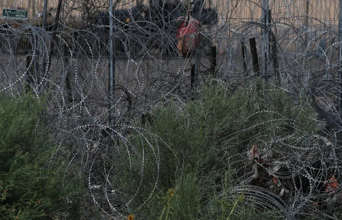 ESTADOS UNIDOS EXTIENDE ALAMBRE DE PÚAS A LO LARGO DE LA FRONTERA CON MÉXICO