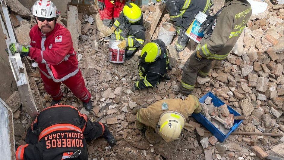 ¡TRAGEDIA EN GUADALAJARA! HOMBRE PIERDE LA VIDA EN IMPACTANTE DERRUMBE DE VIVIENDA