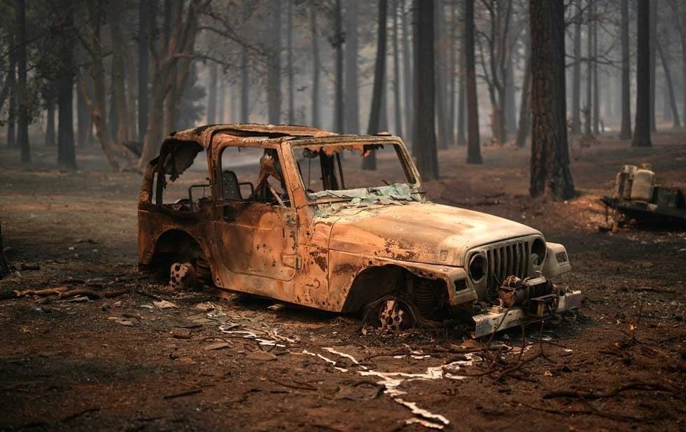 ¡CLIMA FRESCO AYUDA A SOFOCAR DEVASTADORES INCENDIOS EN CALIFORNIA!