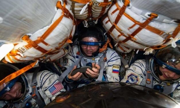 DOS COSMONAUTAS RUSOS Y UNA ASTRONAUTA DE LA NASA ATERRIZAN EN KAZAJISTÁN LUEGO DE 347 DÍAS EN EL ESPACIO