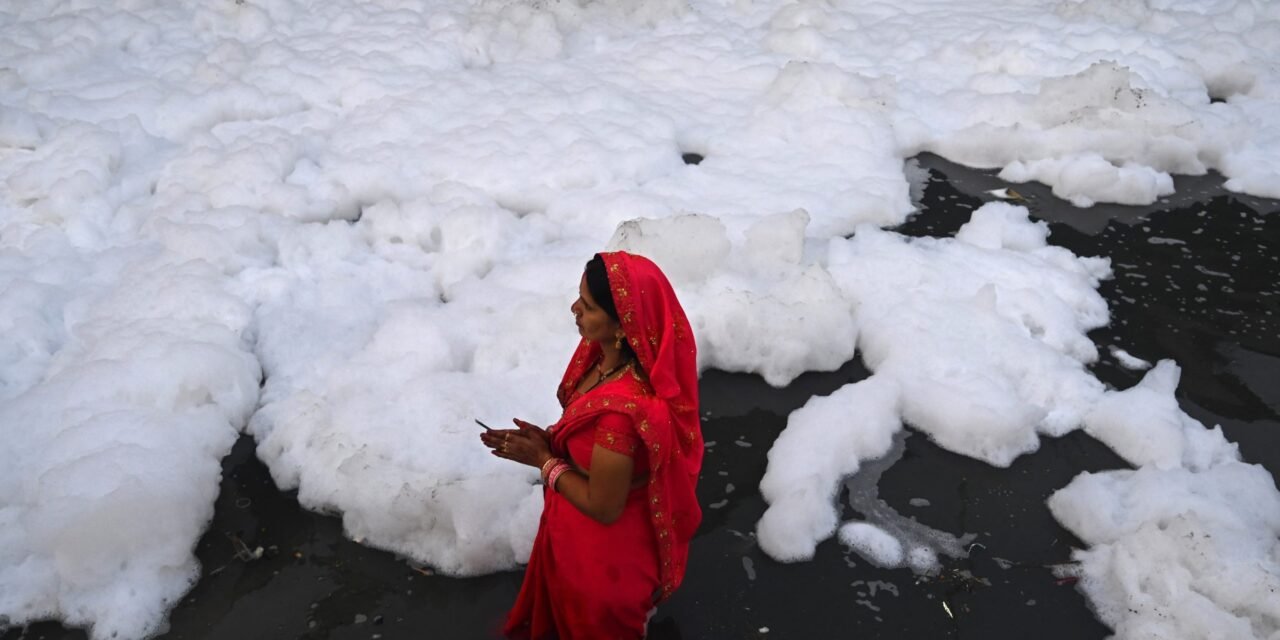 PREOCUPACIÓN EN DELHI: RÍO YAMUNA CUBIERTO DE ESPUMA TÓXICA 