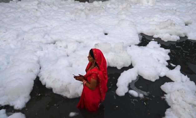 PREOCUPACIÓN EN DELHI: RÍO YAMUNA CUBIERTO DE ESPUMA TÓXICA 