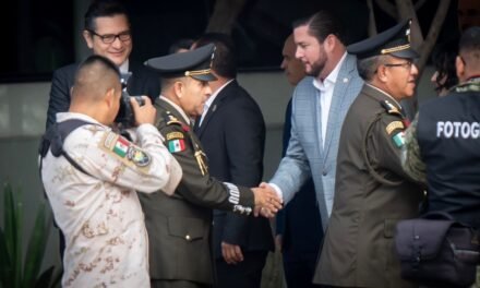 FELICITA ALCALDE DE TIJUANA ISMAEL BURGUEÑO AL GENERAL JAVIER JUVENCIO HERNÁNDEZ POR SU NOMBRAMIENTO COMO COMANDANTE INTERINO DE LA 2DA ZONA MILITAR