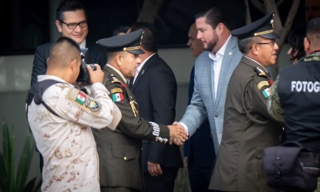FELICITA ALCALDE DE TIJUANA ISMAEL BURGUEÑO AL GENERAL JAVIER JUVENCIO HERNÁNDEZ POR SU NOMBRAMIENTO COMO COMANDANTE INTERINO DE LA 2DA ZONA MILITAR