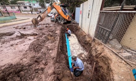 ATIENDE COMISIÓN ESTATAL DE SERVICIOS PÚBLICOS DE ENSENADA FUGA DE AGUA POTABLE EN LOMA LINDA