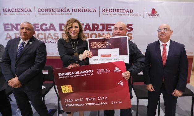 ENTREGA GOBERNADORA MARINA DEL PILAR PRIMERAS TARJETAS DE PENSIÓN A POLICÍAS DE LA FESC