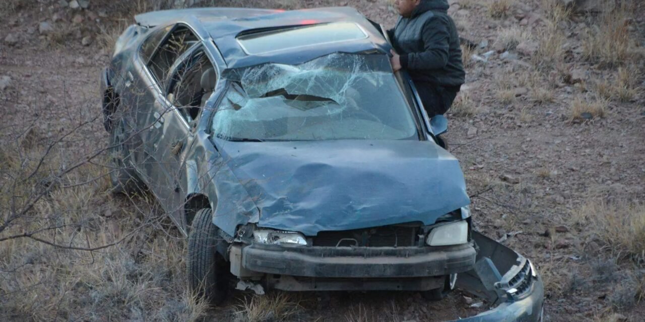 CHIHUAHUA: AUTO CAE EN BARRANCO EN EL CERRO CORONEL; JÓVENES RESULTAN ILESOS