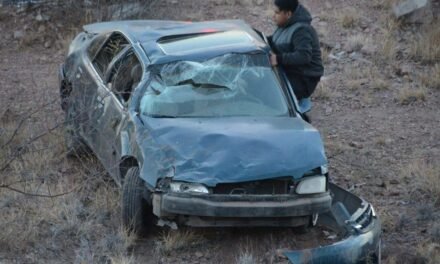 CHIHUAHUA: AUTO CAE EN BARRANCO EN EL CERRO CORONEL; JÓVENES RESULTAN ILESOS